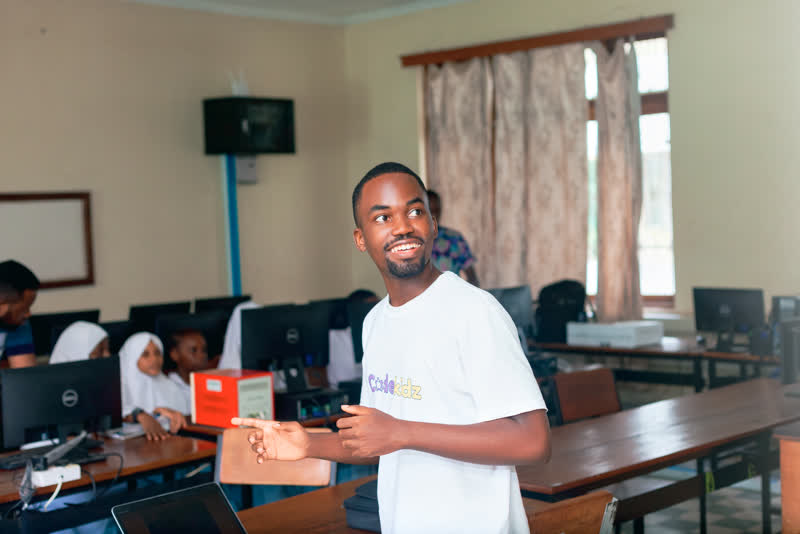 A CodeKidz mentor teaching in a computer lab